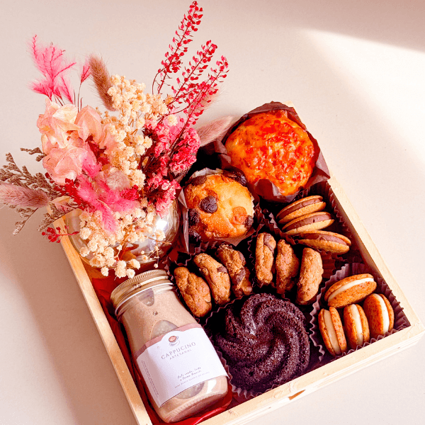 Cesta artesanal com muffins e flores