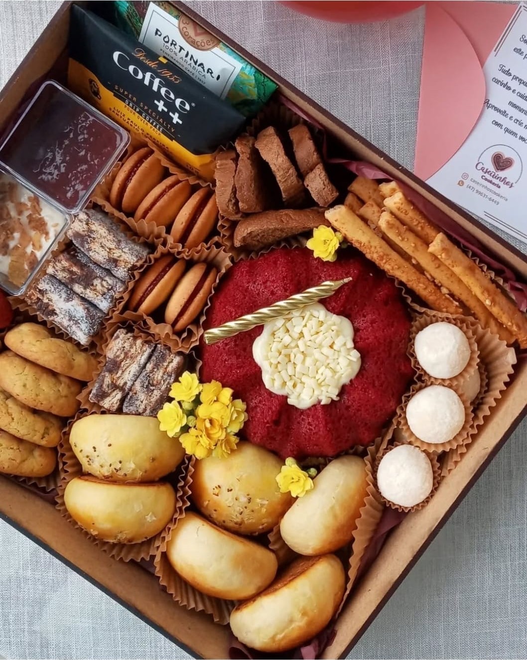 Cesta de café da manhã artesanal criada por aluna Bake Box
